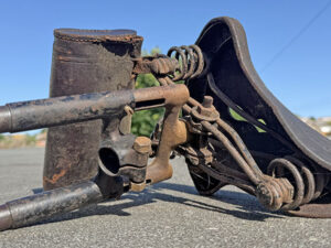 LOT 05 1900 SADDLE with SPRING SUPPORT & TOOLBAG